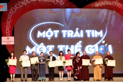 Art exchange raises over VND19 billion for handicapped, orphans