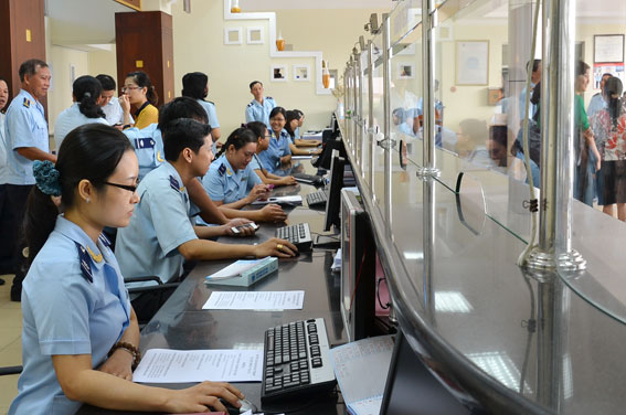 Nhân viên Chi cục Hải quan Biên Hòa đang theo dõi các doanh nghiệp làm thủ tục hải quan bằng hệ thống VNACCS/VCIS