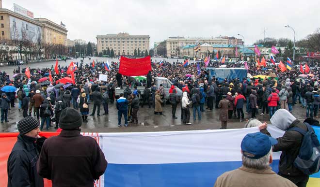 Người biểu tình tuần hành tại trung tâm thành phố Kharkiv, miền đông Ukraine ngày 13/4. AFP-TTXVN