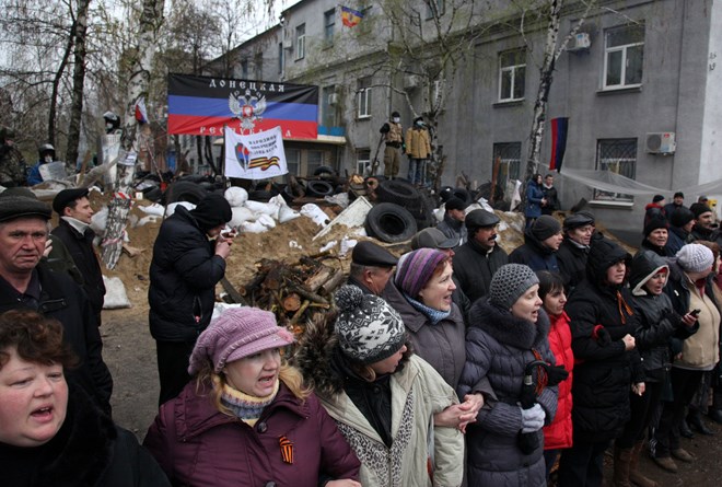 Những người biểu tình tập trung bên ngoài đồn cảnh sát ở Slavyansk, miền Đông Ukraine. (Nguồn: AFP/TTXVN)