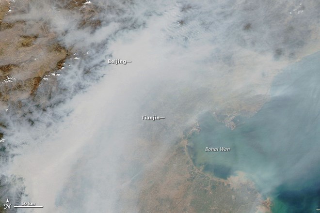 Thành phố Bắc Kinh chìm trong sương mù ô nhiễm ngày 9/10/2010. (Nguồn: Đài quan sát Trái đất của NASA)
