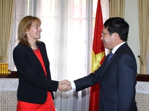 Vietnamese Deputy Prime Minister Pham Binh Minh receives Vice President of German Parliament Edelgard Bulmahn