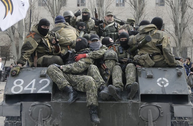 Người biểu tình ở miền Đông Ukraine trên chiếc xe bọc thép thu được từ quân đội Kiev (Nguồn: AFP)