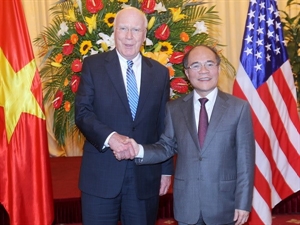 NA Chairman Nguyen Sinh Hung (R) and President Pro Tempore of the US Senate Patrick Leahy 