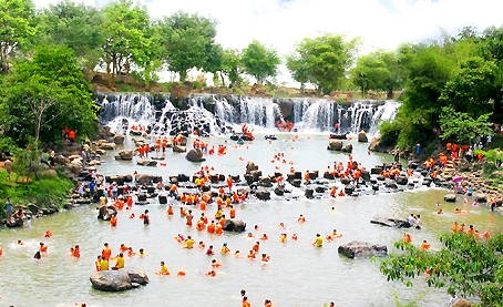 Thác Giang Điền (xã Giang Điền, huyện Trảng Bom) có đường đến thuận tiện nhưng khách thưa dần.