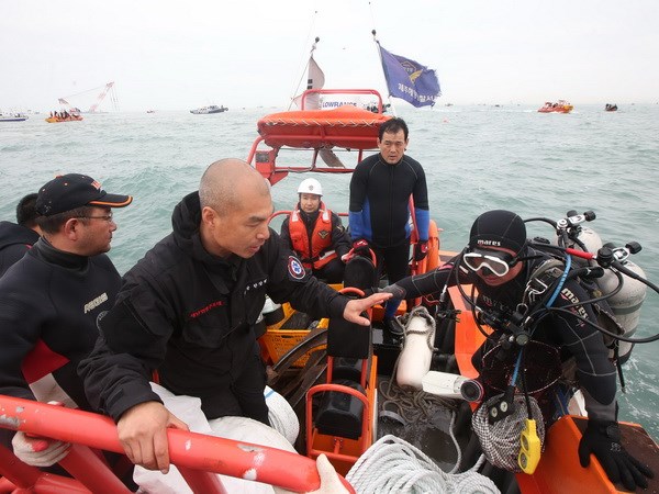 Lực lượng cứu hộ tìm kiếm nạn nhân vụ đắm phà tại Jindo ngày 18/4. (Nguồn: AFP/TTXVN)