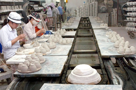 Tea sets produced by Hai Duong Porcelain Company. High demand for Vietnamese pottery and porcelain products has boosted exports.