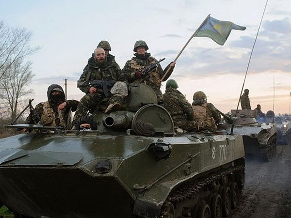 Binh lính Ukraine ngồi trên các xe thiết giáp đang được điều động đến thành phố Slavyansk, miền Đông Ukraine. (Ảnh: AP)