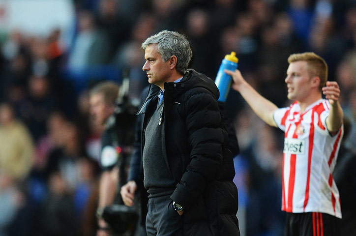 Mourinho thẫn thờ khi đội nhà thua Sunderland (Nguồn: Guardian)