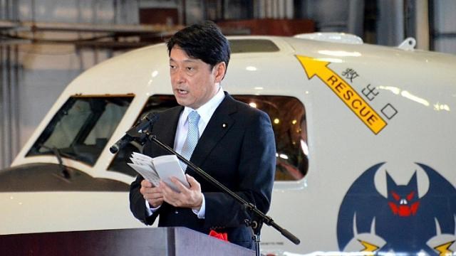 Bộ trưởng Quốc phòng Nhật Itsunori Onodera phát biểu tại lễ ra mắt một phi đội máy bay cảnh báo sớm ở Okinawa (Nguồn: AFP)