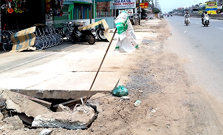 Nắp cống ở khu vực ấp Thanh Hóa, xã Hố Nai 3 (huyện Trảng Bom) bị hư nên người dân phải làm dấu cảnh báo cho người đi đường.