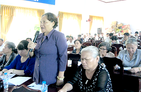 Người dân trực tiếp đóng góp ý kiến cho cán bộ, công chức phường.