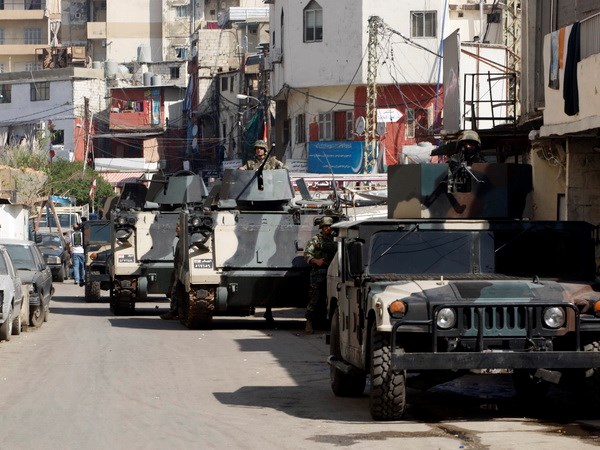 Quân đội Liban tuần tra trên các đường phố ở Beirut. (Nguồn: THX/TTXVN)