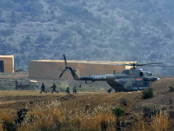 Binh sỹ Pakistan và Trung Quốc trong một cuộc tập trận chung năm 2011. (Nguồn: AFP/TTXVN)