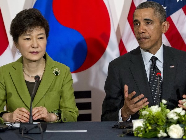 Tổng thống Mỹ Barack Obama đã có cuộc gặp với Tổng thống Hàn Quốc Park Geun-hye bên lề Hội nghị thượng đỉnh an ninh hạt nhân lần thứ 3 diễn ra ở Hà Lan ngày 25/3. (Nguồn: AFP/TTXVN)
