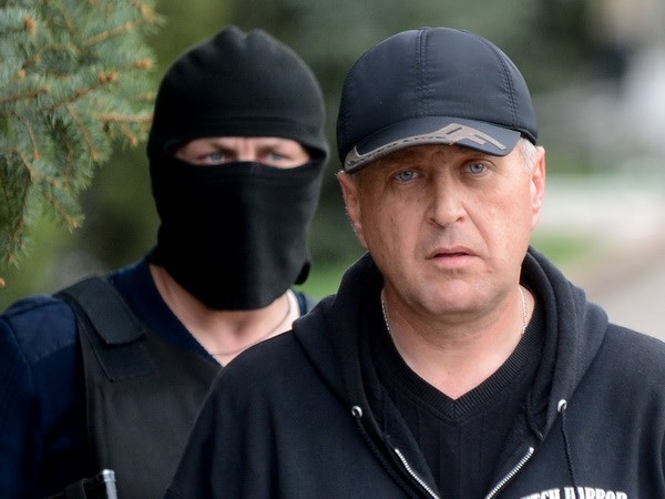 Thủ lĩnh người biểu tình Vyatcheslav Ponomarev (trước) tham gia buổi họp báo tại Slavyansk ngày 20/4. (Ảnh: AFP/TTXVN)