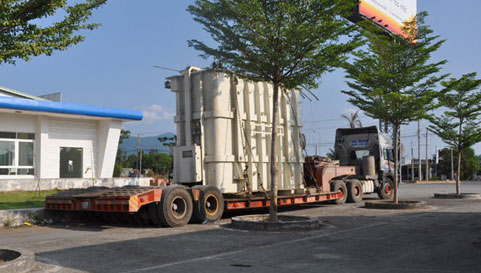 Xe tải trên 100 tấn dừng nghỉ ở một cây xăng tại huyện Xuân Lộc vào chiều 20-4 (ảnh S.Đ).