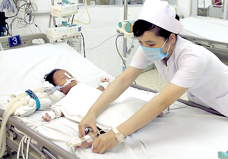 Một trẻ bị sởi biến chứng viêm phổi nặng phải điều trị tích cực.