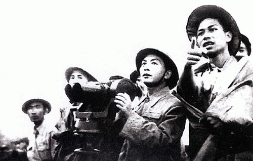 Đại tướng Võ Nguyên Giáp (giữa) theo dõi diễn biến Chiến dịch Điện Biên Phủ. Ảnh: T.L