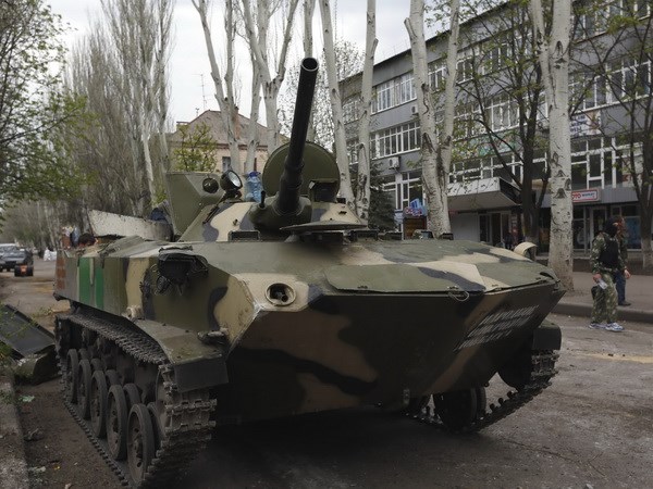 Bên ngoài trụ sở cảnh sát thành phố Slavyansk ngày 19/4. (Nguồn: AFP/TTXVN)