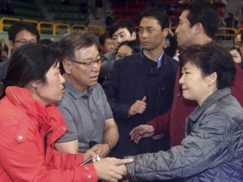 Tổng thống Hàn Quốc Park Geun-Hye thăm hỏi thân nhân hành khách mất tích ở đảo Jindo - Ảnh: Reuters 