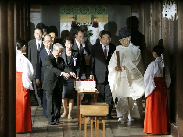 Ngày 18/10, các nghị sỹ Nhật Bản đã đến viếng đền Yasukuni nhân lễ hội mùa Thu. (Nguồn: Kyodo/TTXVN)