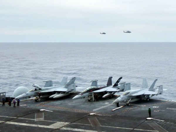 Máy bay chiến đấu đậu trên tàu sân bay USS George Washington của Mỹ tại vùng Biển Đông ngày 24/10. (Nguồn: AFP/TTXVN)