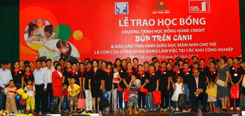 Home Credit and Institute for Educational Research awarded scholarships to 350 kids whose parents are working in industrial parks and export processing zones in HCM City late last week