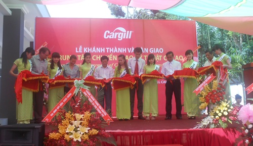 Delegates cut the ribbon to open a cocoa technology transfer centre in Ba Ria-Vung Tau Province on Wednesday.