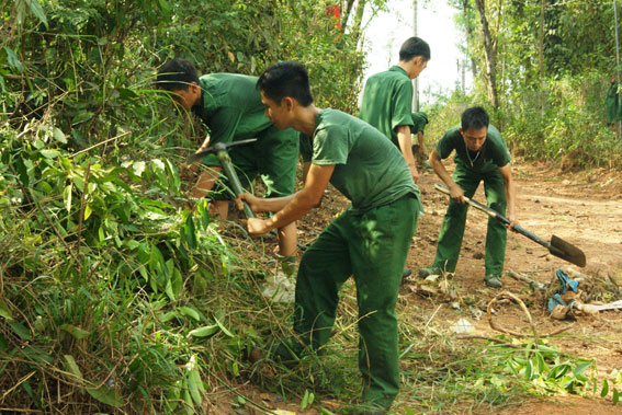  Cán bộ, chiến sĩ Trung đoàn 31 làm dân vận trên tuyến đường liên ấp, xã Cây Gáo