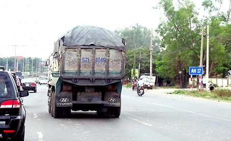 Xe tải ben cơi nới thùng, chạy trên quốc lộ 51 (tuyến có đặt trạm cân lưu động) ngang qua Trạm cảnh sát giao thông ngã ba Thái Lan (Ảnh chụp lúc 7 giờ 35 ngày 24-4).