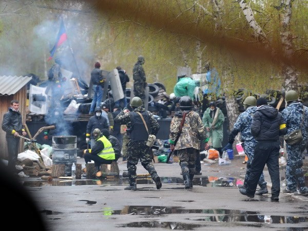 Các tay súng gác bên ngoài đồn cảnh sát địa phương ở Slavyansk. (Nguồn: AFP/TTXVN)