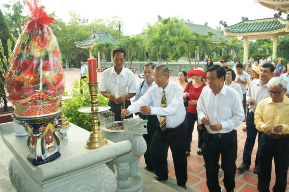 Đc Trương Vĩnh Trọng (thứ 3 từ phải sang) và các đại biểu dâng hương tại Văn miếu Trấn Biên