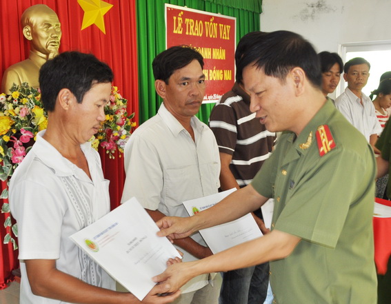 Đại tá Phan Văn Cầm, Trưởng công an TX.Long Khánh trao vốn cho các đối tượng hoàn lương