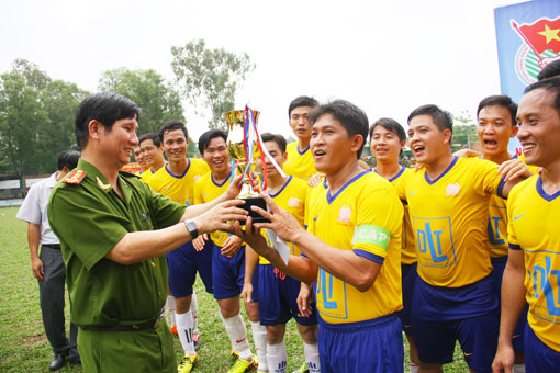 Đại tá Huỳnh Tiến Mạnh, Phó giám đốc Công an tỉnh trao cúp vô địch cho đội Đội Liên quân Xây dựng lực lượng, hậu cần