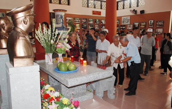 Các đại biểu thắp hương tại đền thờ  Trung ương cục miền Nam