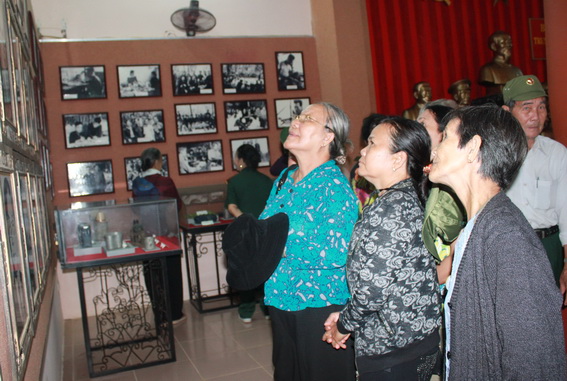 Các đại biểu tham quan phòng truyền thống Trung ương cục