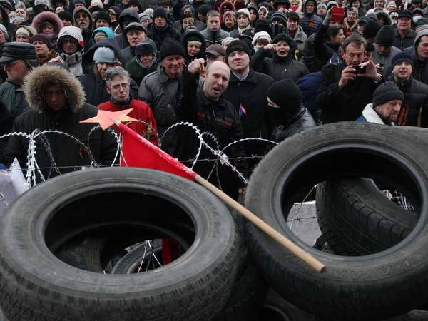 Người biểu tình đòi trưng cầu dân ý liên bang hóa Ukraine tại thành phố Donetsk, miền Đông Ukraine. (Nguồn: AFP/TTXVN)