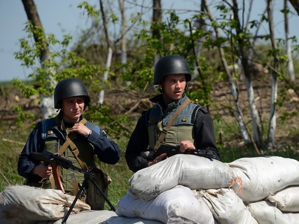 Binh sỹ Ukraine gác tại một chốt kiểm soát cách thành phố Slavyansk khoảng 30km ngày 27/4. (Ảnh: AFP/TTXVN)