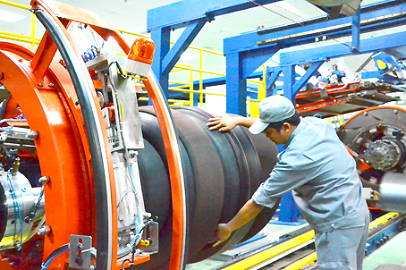 Sản xuất vỏ xe ô tô radial lõi thép xuất khẩu của Công ty Casumina.