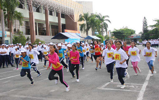 Các VĐV nữ thiếu niên xuất phát chạy cự ly 3km