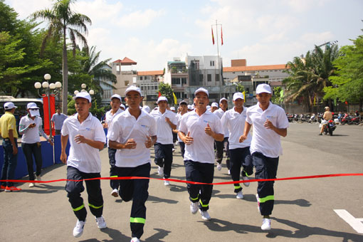 Đội Sở Cảnh sát phòng cháy chữa cháy chạy về đích nội dung chạy đều tập thể