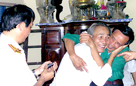 Các cựu chiến binh Đoàn đặc công 113 vui mừng trong một lần họp mặt.