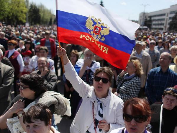 Người biểu tình tuần hành trên đường phố ở Donetsk ngày 27/4. (Nguồn: AFP/TTXVN)