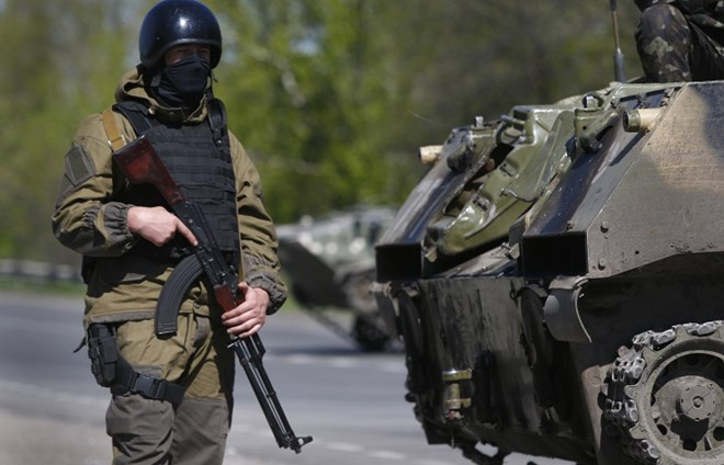 Binh sỹ Ukraine đứng gác gần thành phố Slavyansk. (Ảnh: AFP)