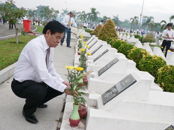 Đồng chí Trần Đình Thành, Ủy viên Trung ương Đảng, Bí thư Tỉnh ủy dâng hoa, dâng hương lên mộ liệt sĩ