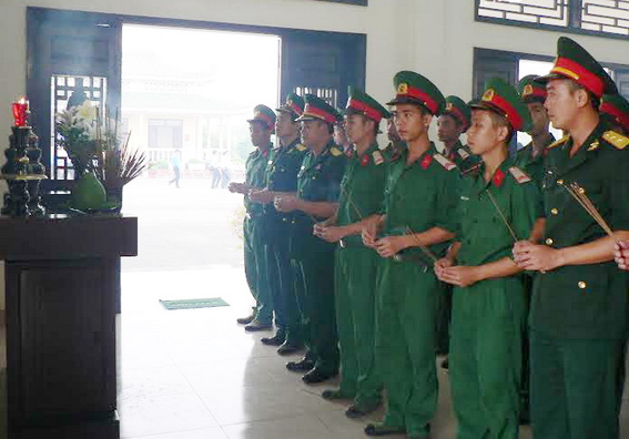 cán bộ, chiến sĩ lực lượng vũ trang đóng chân trên địa bàn tỉnh dâng hương bên bàn thờ liệt sĩ