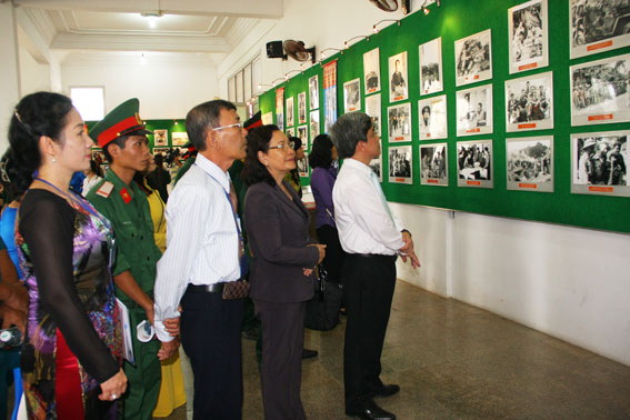 Các đại biểu và du khách vào tham quan triển lãm.