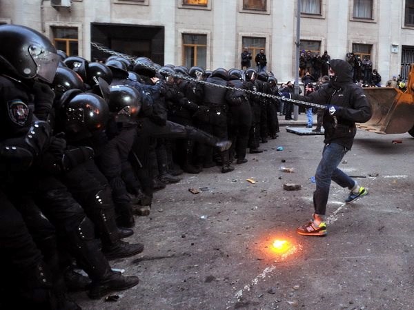 Người biểu tình xông vào tòa nhà chính quyền ở Lugansk