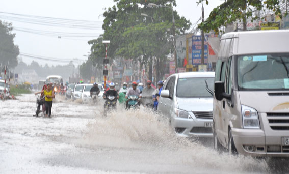 Một đoạn đường Bùi Văn Hòa trên khu vực gần công viên Tam Hiệp thuộc phường Long Bình bị ngập khá sâu do nước thoát không kịp